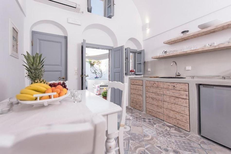 Kitchen or kitchenette, Dining area, oven