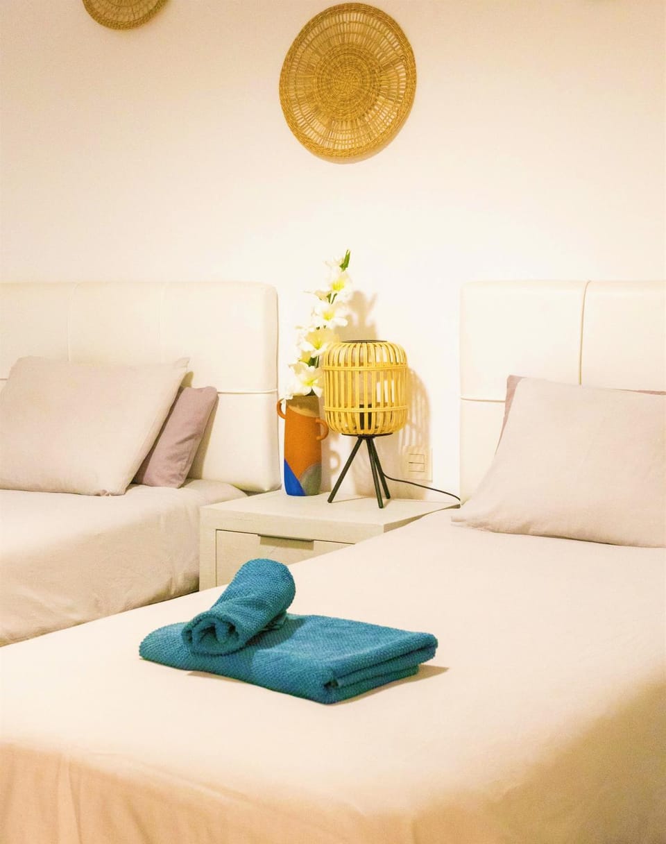 Bed, Bedroom, towels