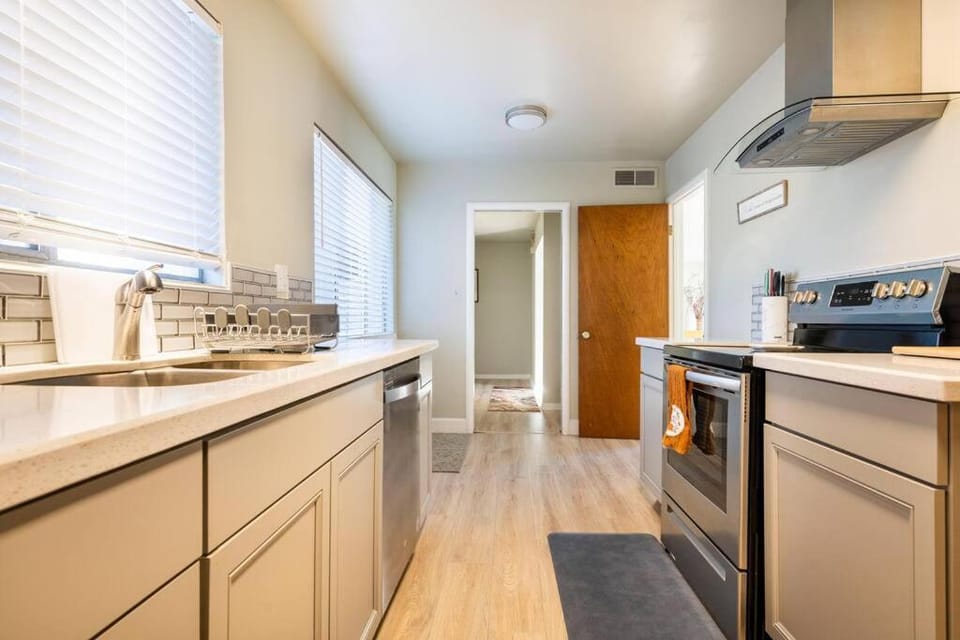 Kitchen or kitchenette, dishwasher, pet friendly, stove
