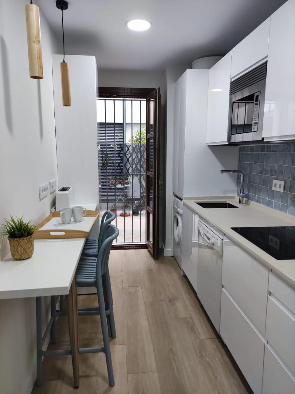 Kitchen or kitchenette, dishwasher, minibar, stove