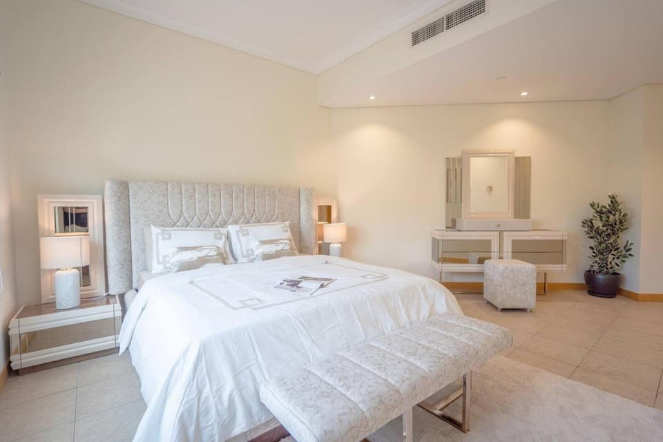 Premium 4BR Apt Pool Palm Beach Club Dubai Apartment in Dubai