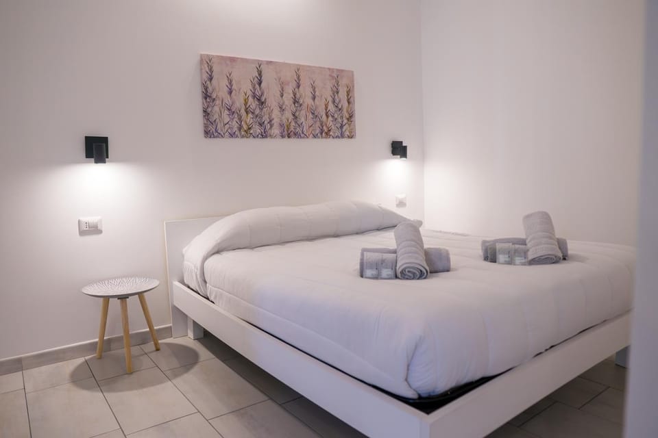 Bed, Bedroom, towels
