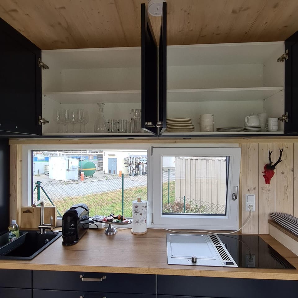Coffee/tea facilities, Kitchen or kitchenette, stove