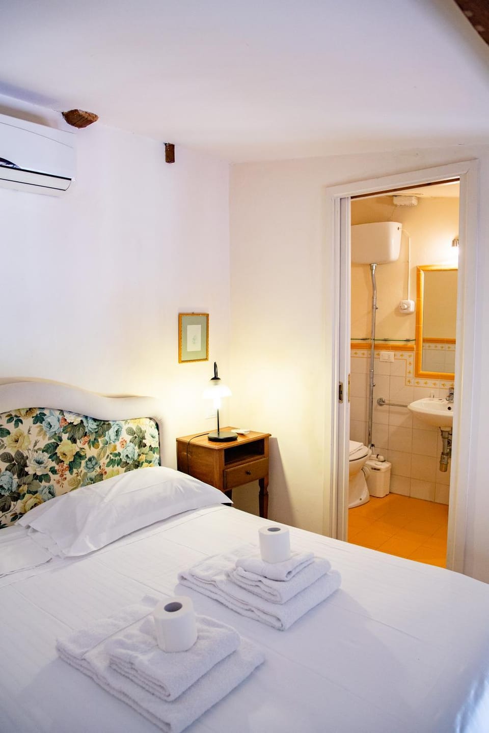 Bed, Photo of the whole room