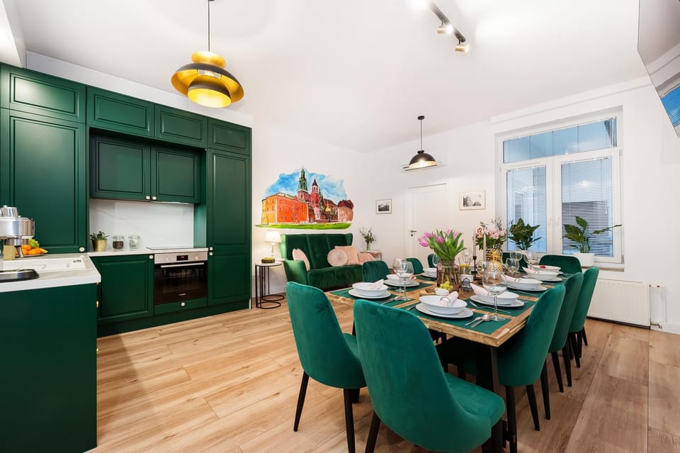 Living room, group of guests, kitchen, air conditioner