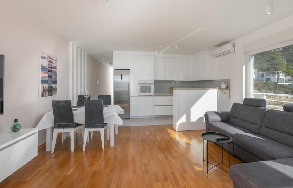 Kitchen or kitchenette, Living room, Seating area, Dining area