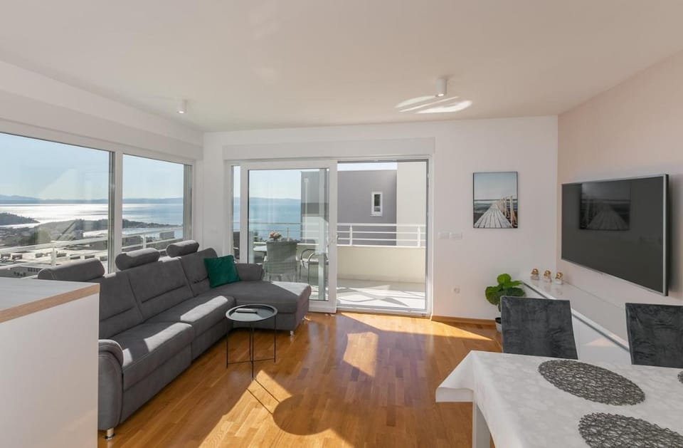Living room, Seating area, Dining area, City view