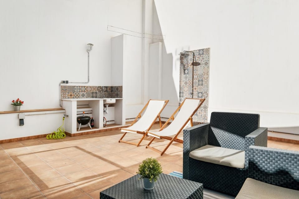 Shower, BBQ facilities, Solarium, Balcony/Terrace, Open Air Bath, sunbed, Internal: Not applicable to any particular room