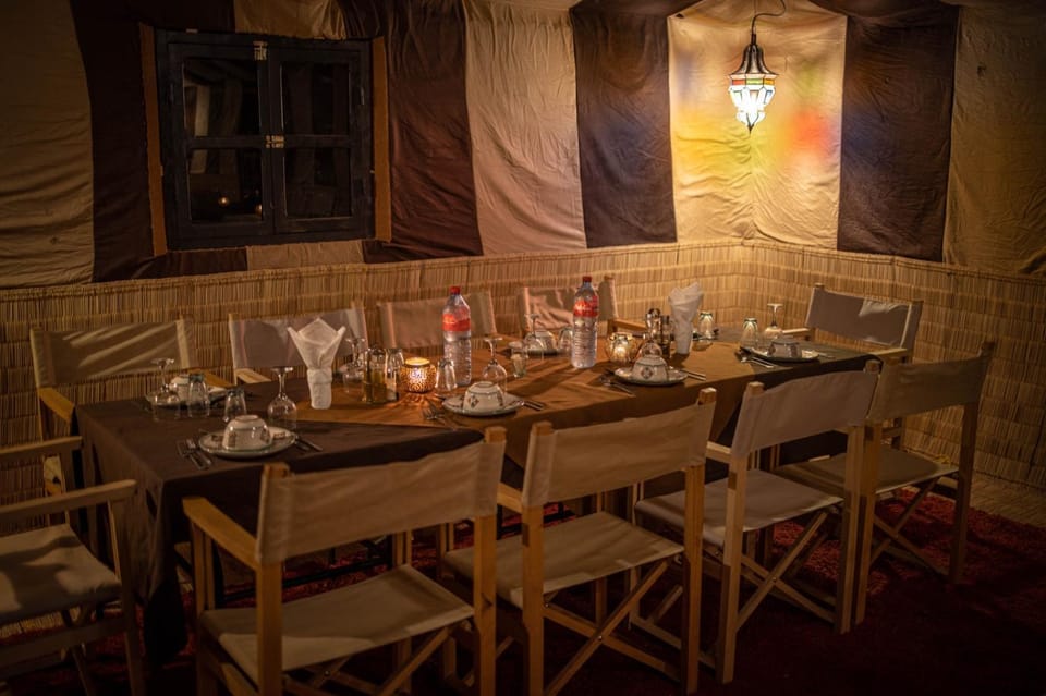 Restaurant/places to eat, Living room, Food and drinks, Seating area, Drinks