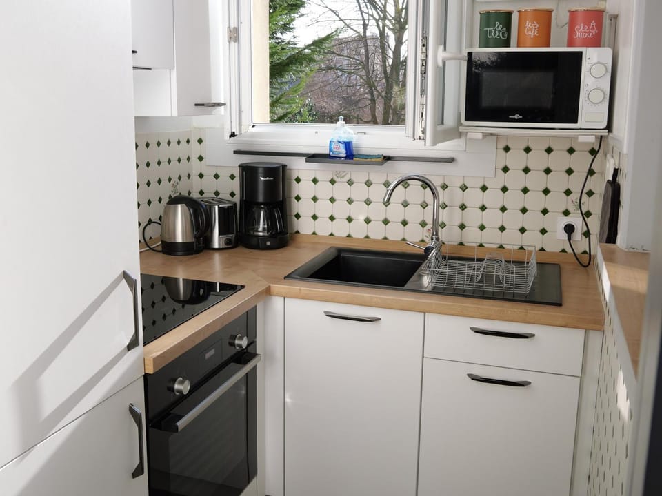 Coffee/tea facilities, Kitchen or kitchenette, oven, stove, toaster
