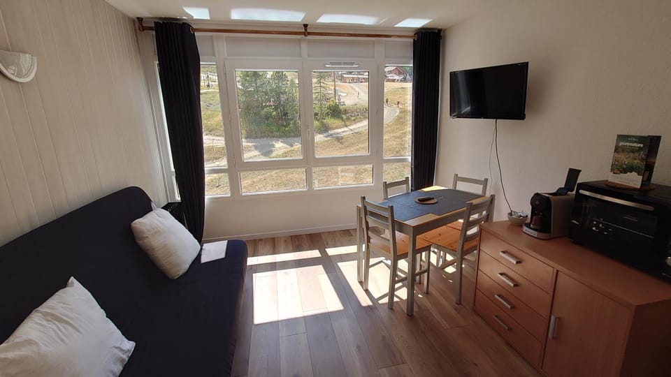 TV and multimedia, Coffee/tea facilities, View (from property/room), Dining area, Mountain view, pet friendly