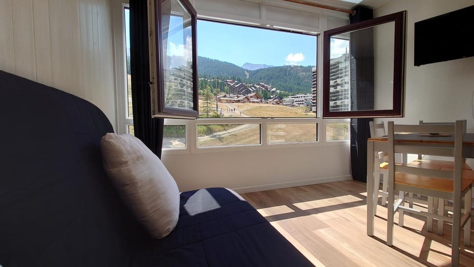 TV and multimedia, View (from property/room), Dining area, Mountain view