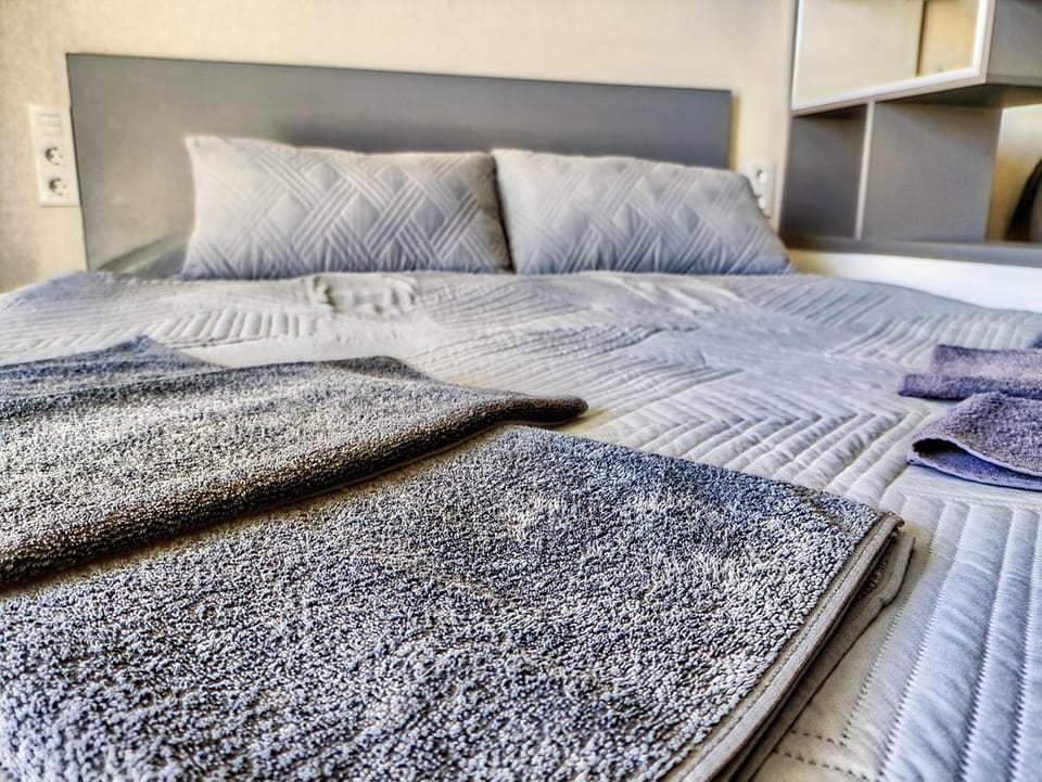 Bed, Photo of the whole room, Bedroom, towels