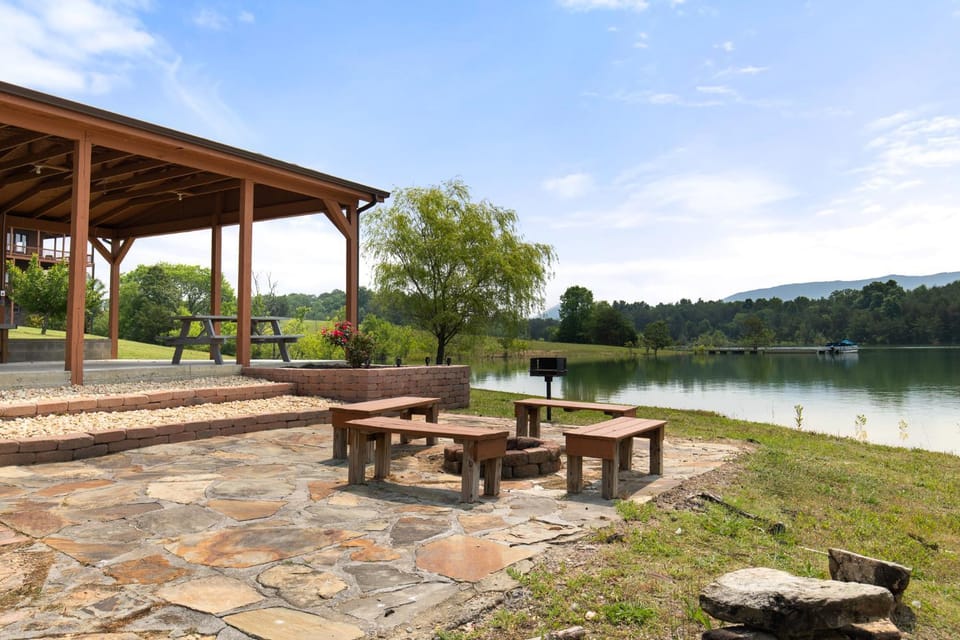 Patio, Natural landscape, BBQ facilities, Garden, Lake view, Mountain view