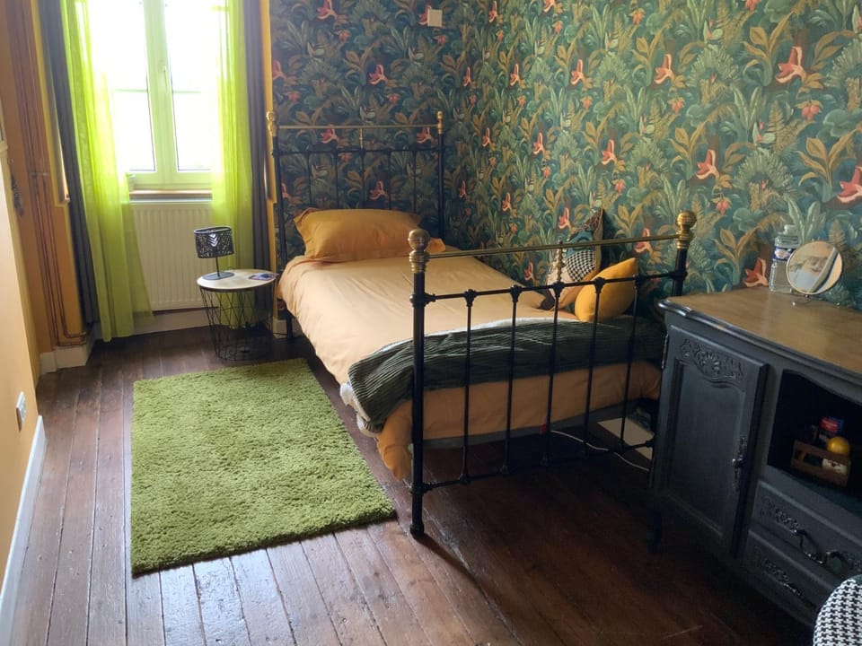 Photo of the whole room, Bedroom
