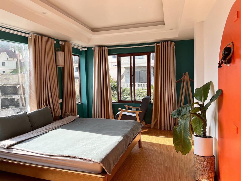 Bed, Seating area, Bedroom