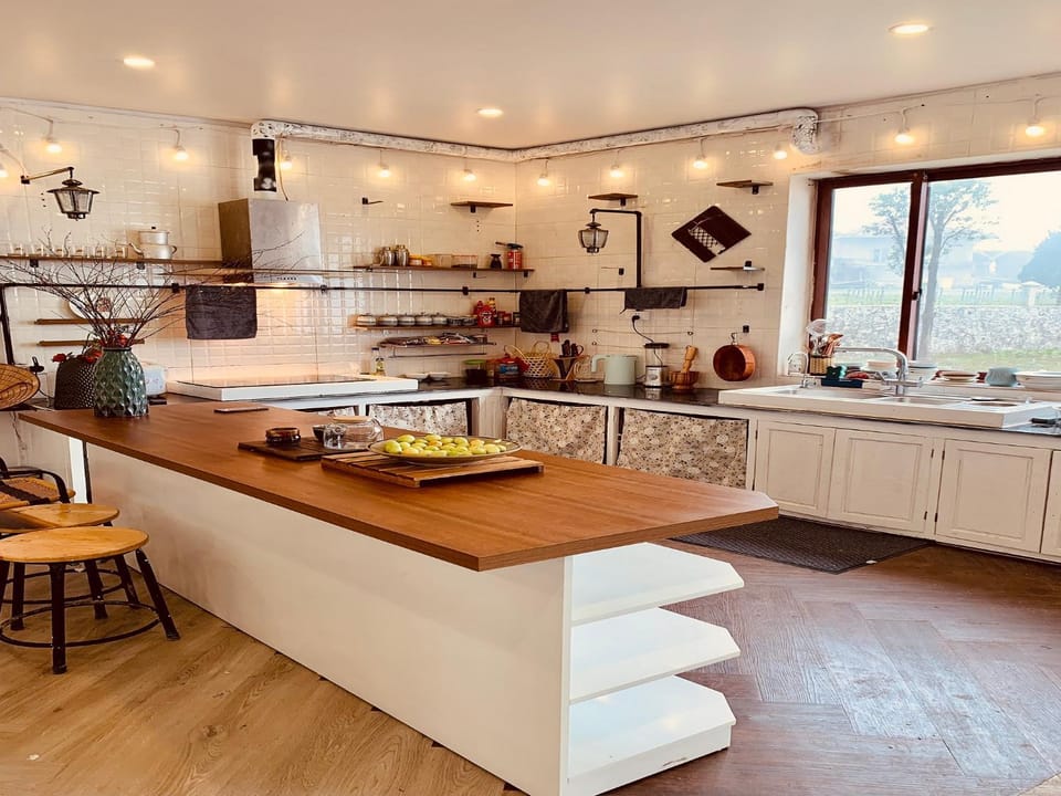Kitchen or kitchenette, Kitchen or kitchenette, Food and drinks, stove