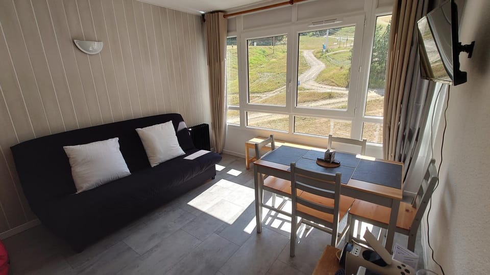 TV and multimedia, View (from property/room), Dining area, Mountain view