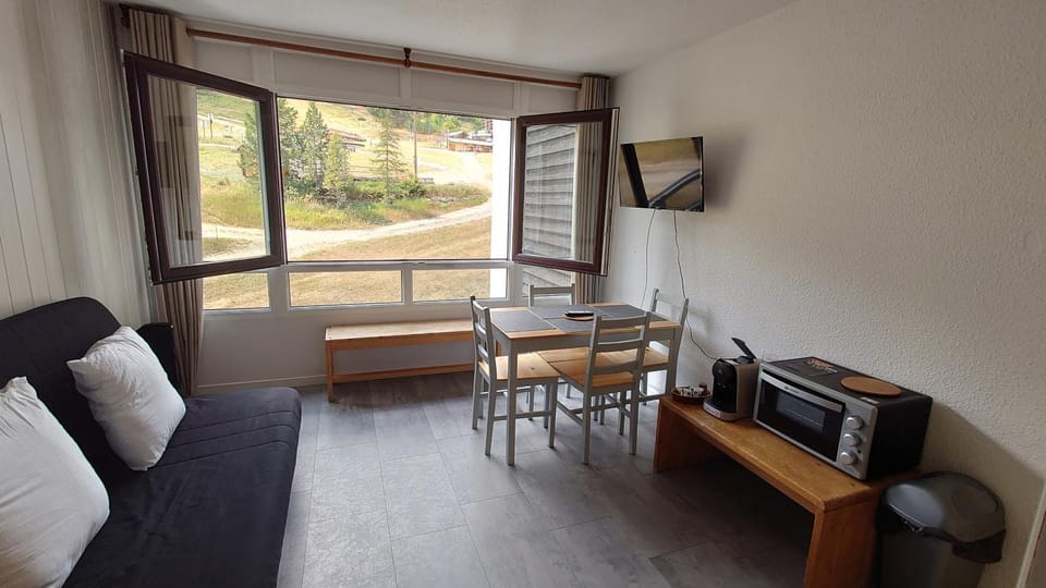 TV and multimedia, Coffee/tea facilities, Dining area, Mountain view, pet friendly