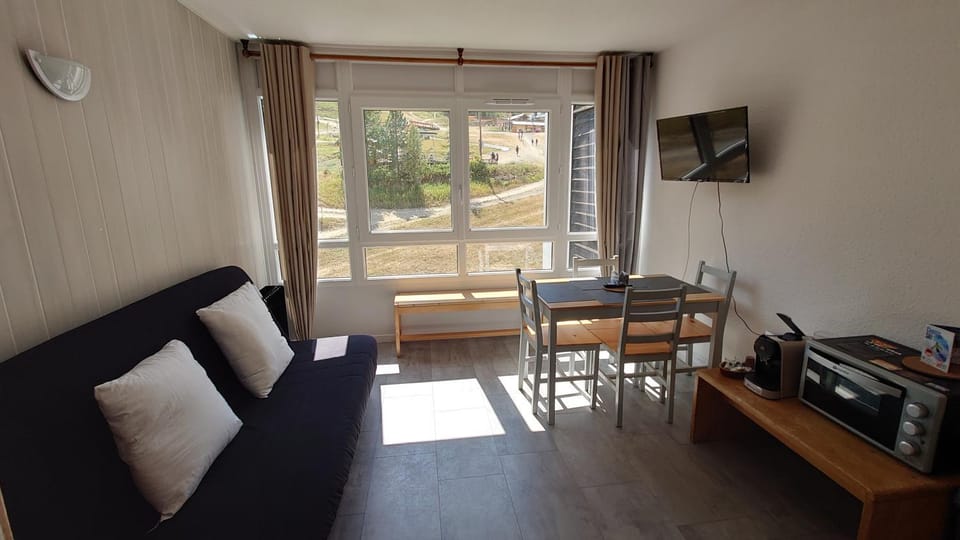 TV and multimedia, View (from property/room), Living room, Seating area, Dining area, pet friendly