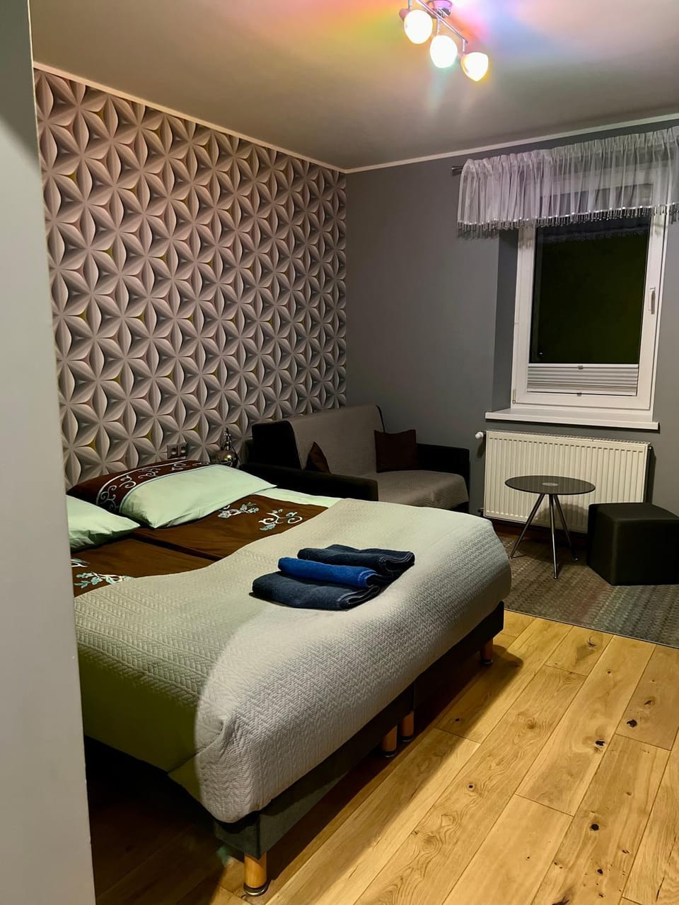 Bed, Photo of the whole room, Bedroom, towels