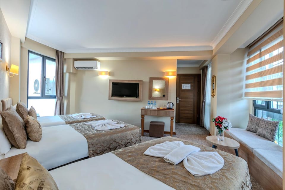Bed, TV and multimedia, Living room, Seating area, Bedroom, Drinks