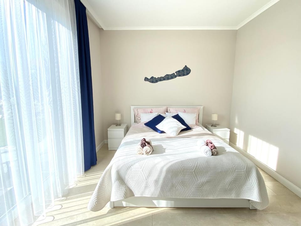 Bed, Bedroom, Garden view
