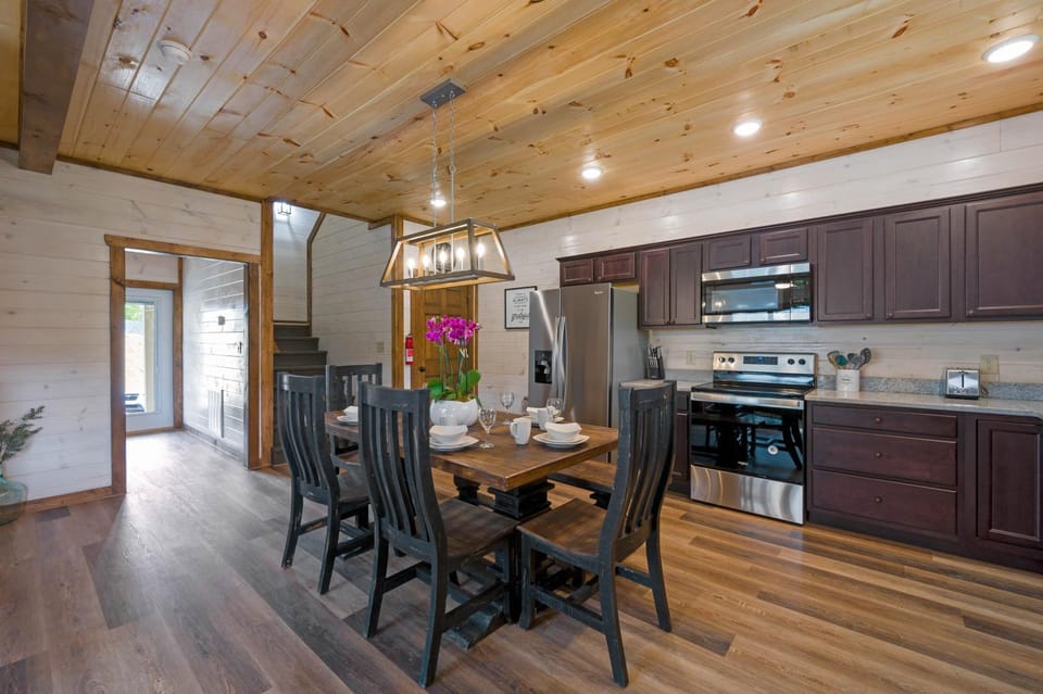 Kitchen or kitchenette, Dining area, minibar, pet friendly, stove
