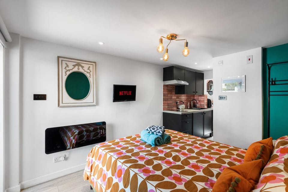 Tiny House with private Parking & Patio - central Brighton Apartment in Brighton