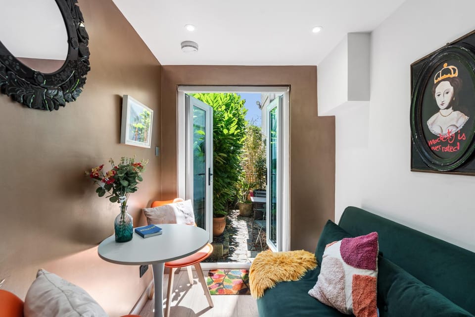 Tiny House with private Parking & Patio - central Brighton Apartment in Brighton