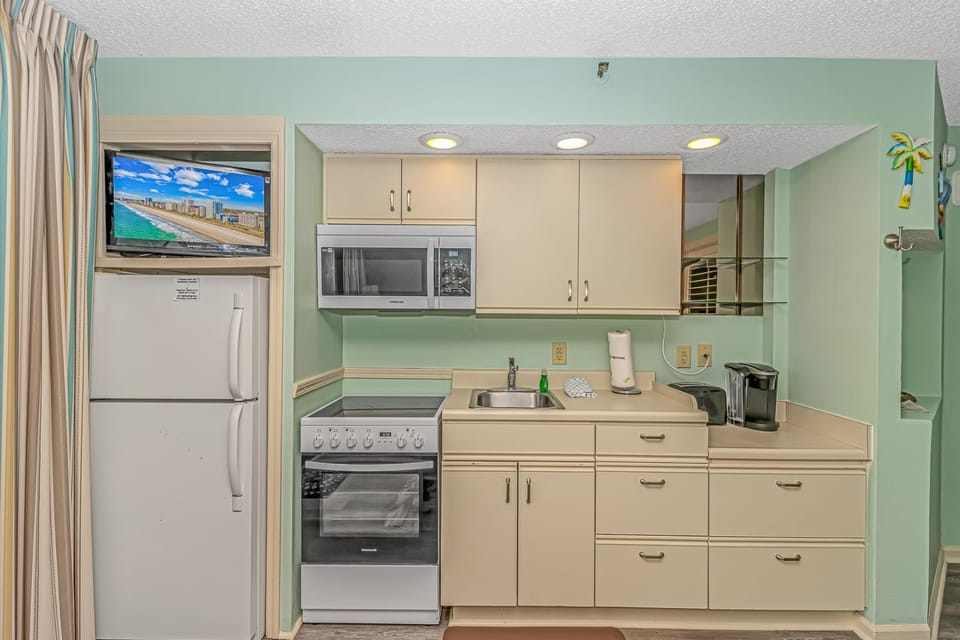 Beach Colony Resort Unit 208, Beautiful Oceanfront Condo, 1 bedroom, 1 bath Perfect for 6 House in Myrtle Beach