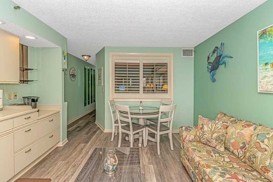 Beach Colony Resort Unit 208, Beautiful Oceanfront Condo, 1 bedroom, 1 bath Perfect for 6 House in Myrtle Beach