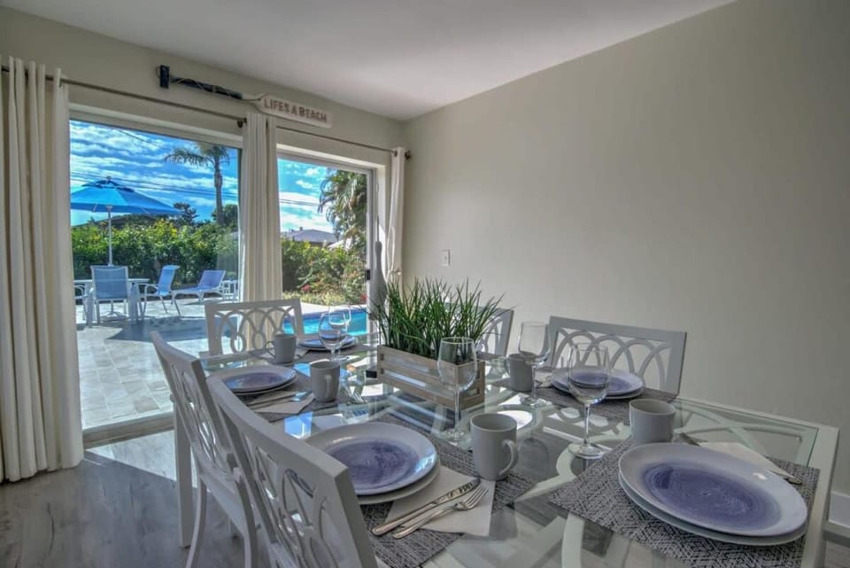 Newly Refurbished Naples Park Cottage with a Heated Pool House in Naples Park