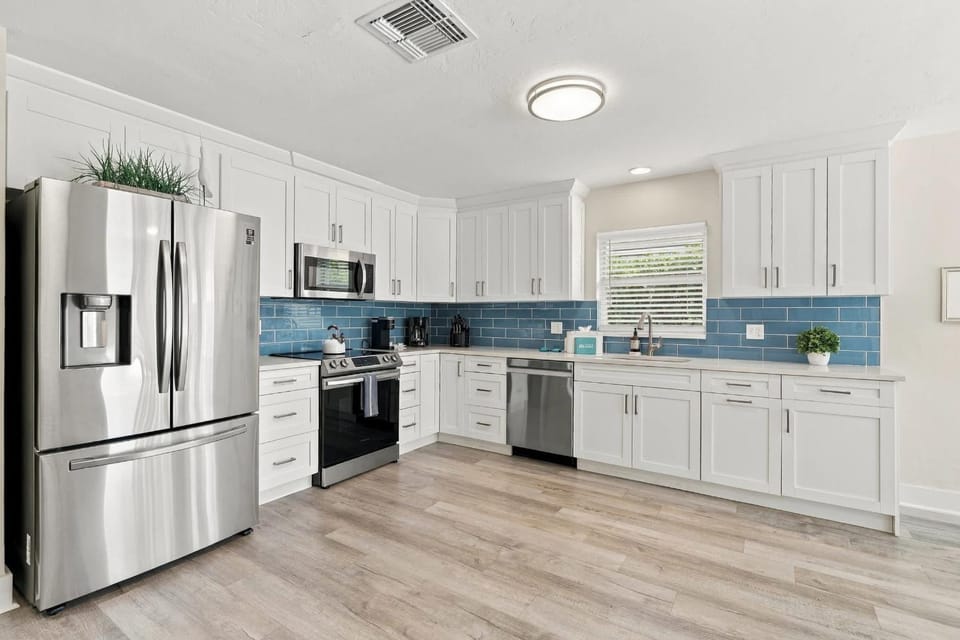 Newly Refurbished Naples Park Cottage with a Heated Pool House in Naples Park