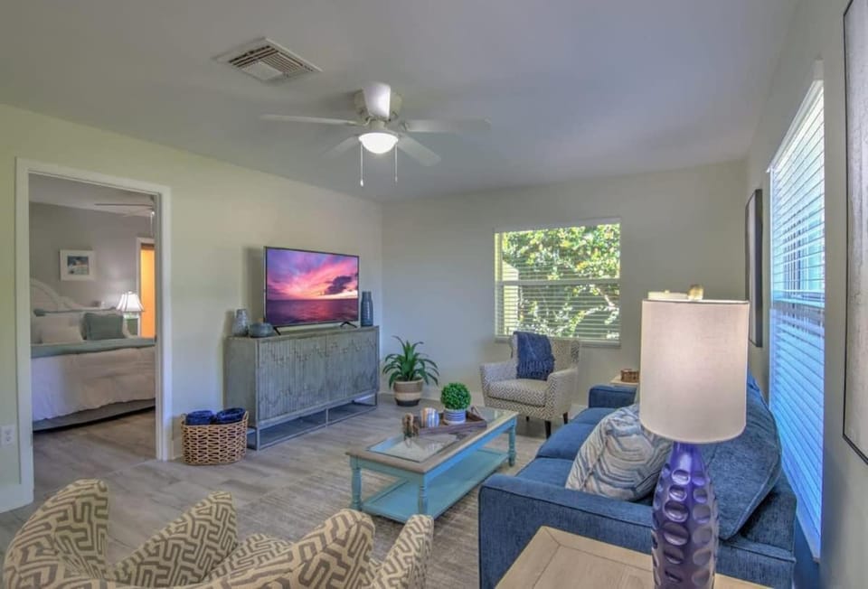 Newly Refurbished Naples Park Cottage with a Heated Pool House in Naples Park
