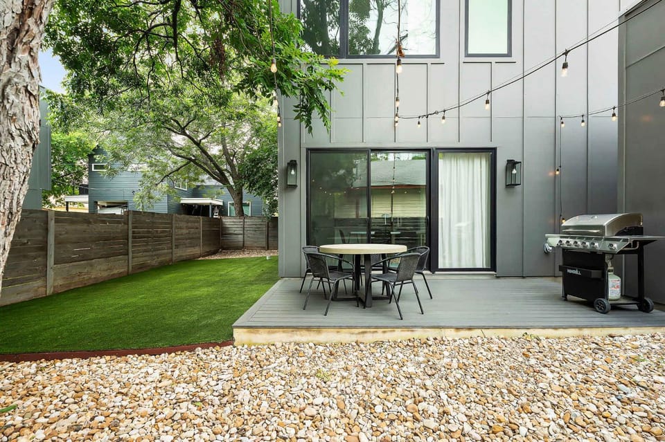 East Austin Oasis - Pool - Grill - Modern 4BR Home House in Austin