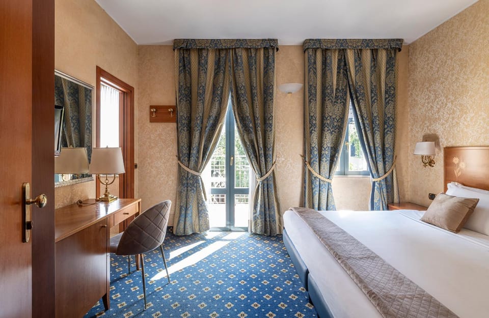 Bed, TV and multimedia, Balcony/Terrace, Bedroom