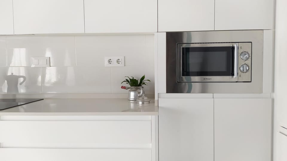 Kitchen or kitchenette, minibar, stove