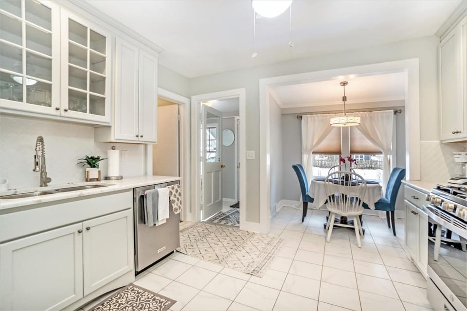 Newly Renovated Cottage 5 mins from Beach! House in South Haven