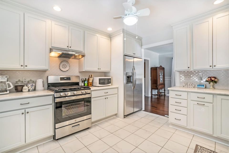 Newly Renovated Cottage 5 mins from Beach! House in South Haven