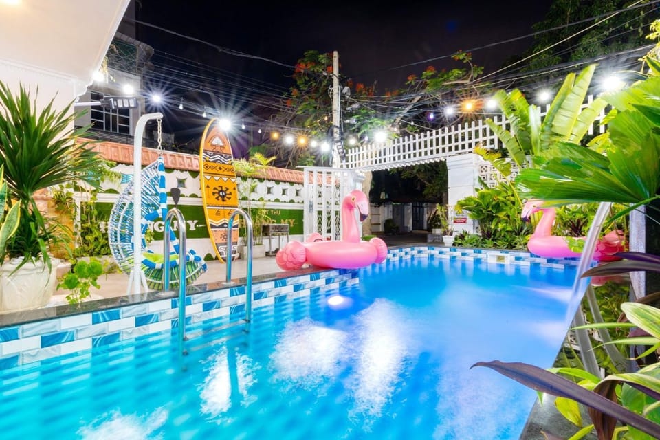 Property building, Restaurant/places to eat, Beach