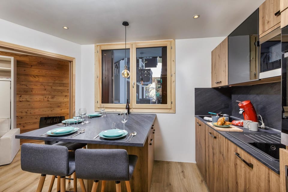Kitchen or kitchenette, Dining area