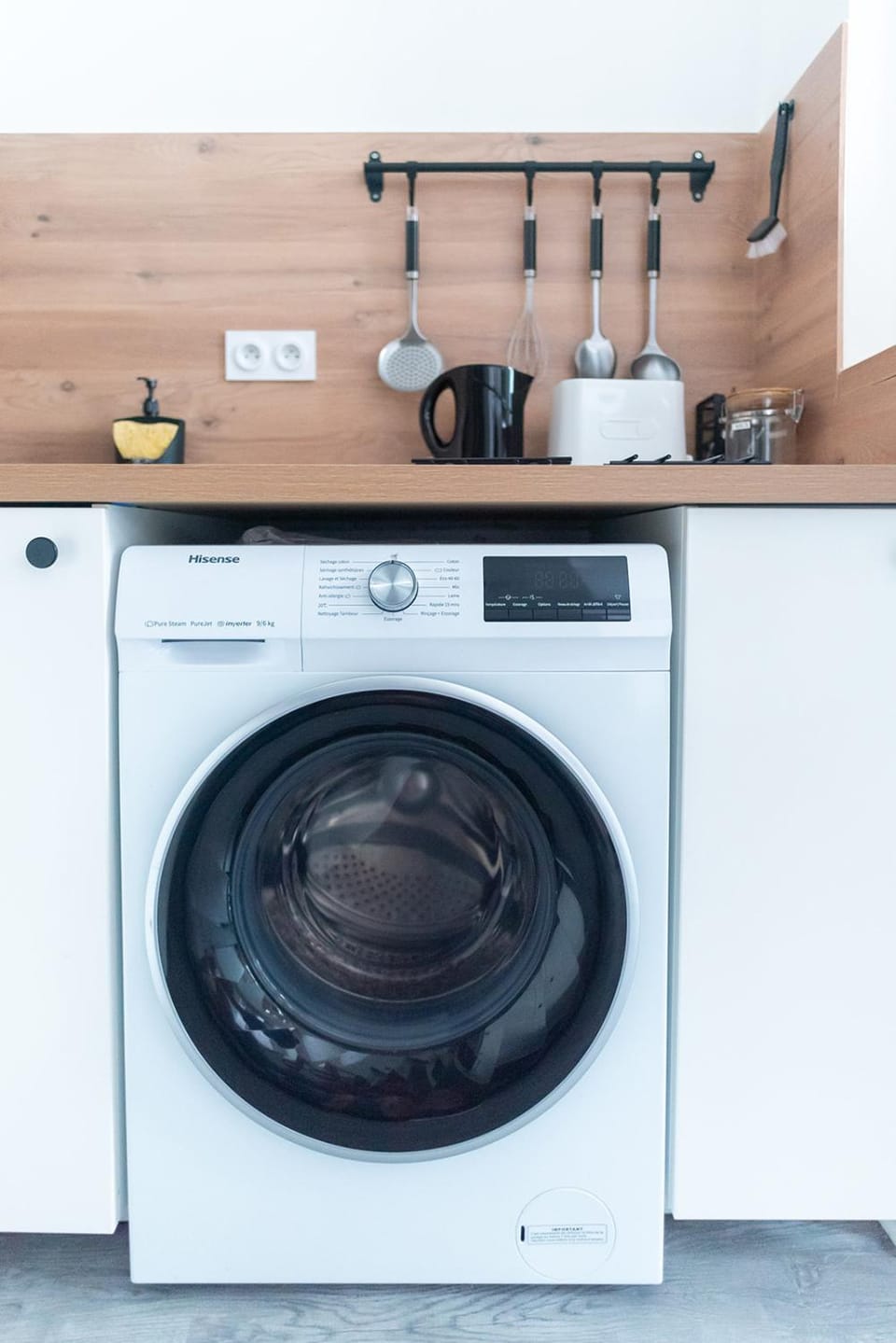 Kitchen or kitchenette, stove, washing machine, dryer