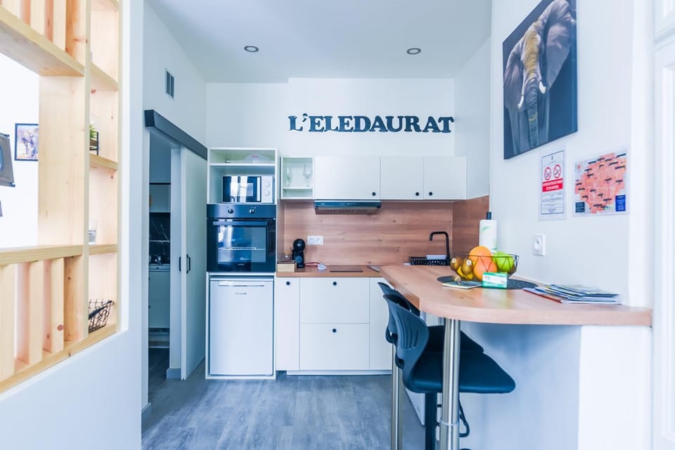 Kitchen or kitchenette, Dining area, minibar, oven, stove