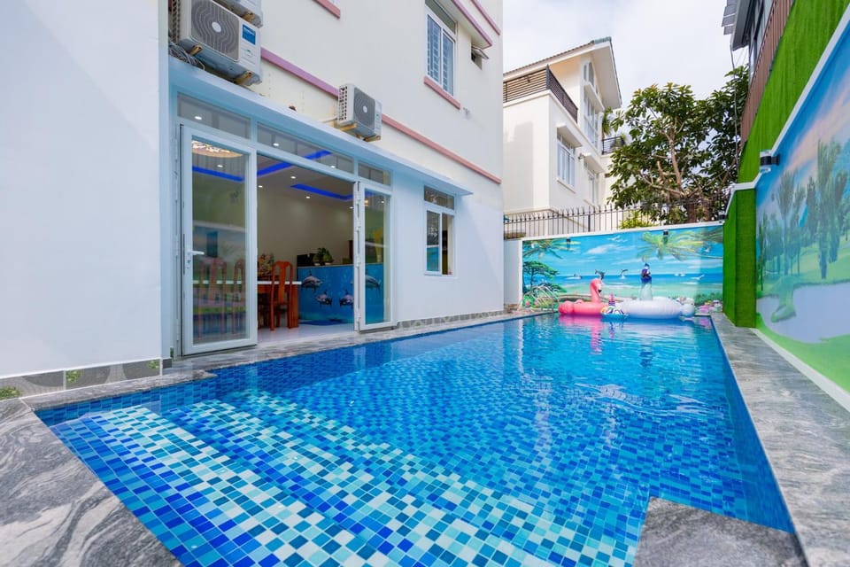 Day, Swimming pool