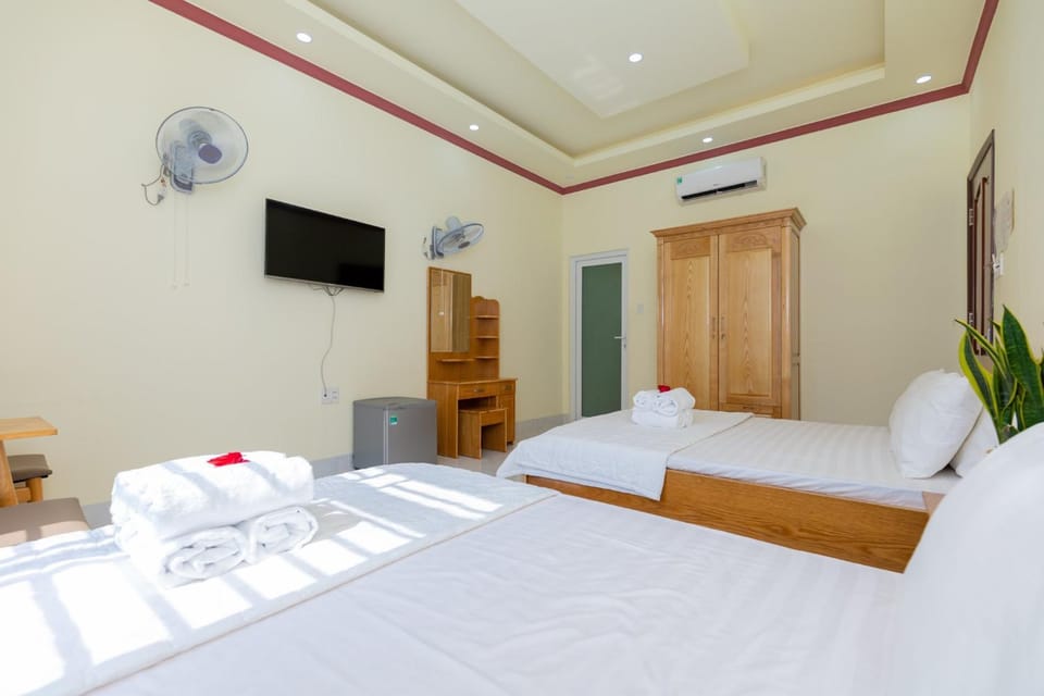 Bed, TV and multimedia, Photo of the whole room, Bedroom, fireplace, towels, wardrobe, air conditioner