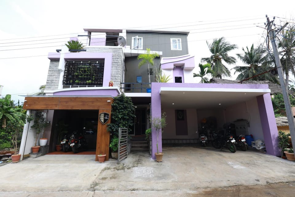 Property building, Facade/entrance, Parking