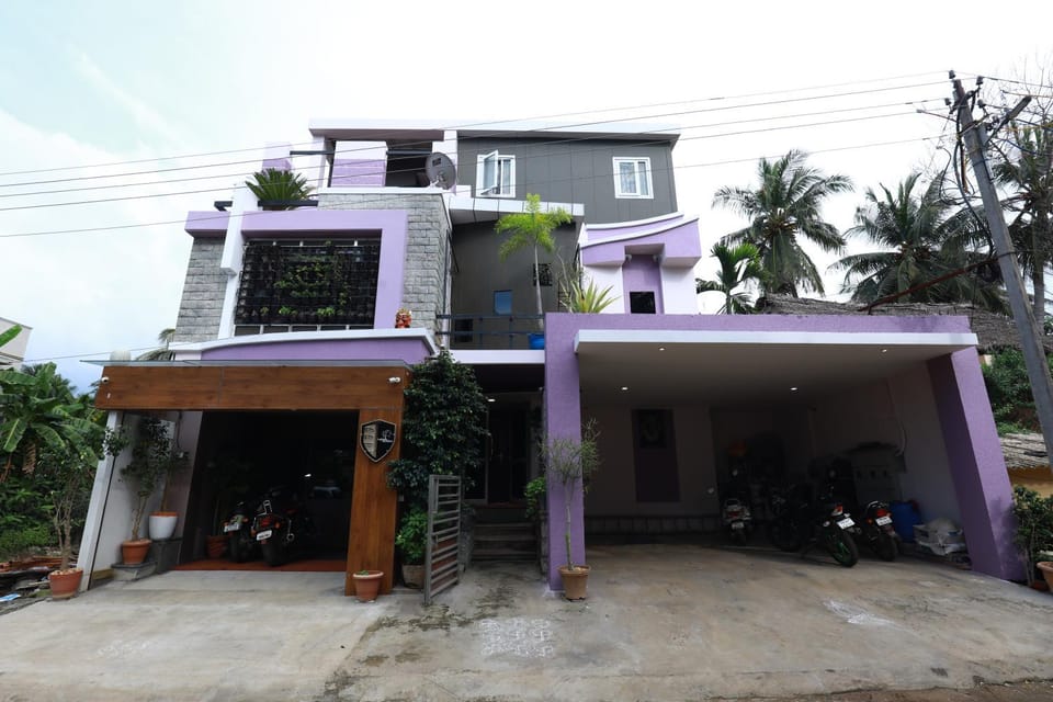 Property building, Facade/entrance, Parking