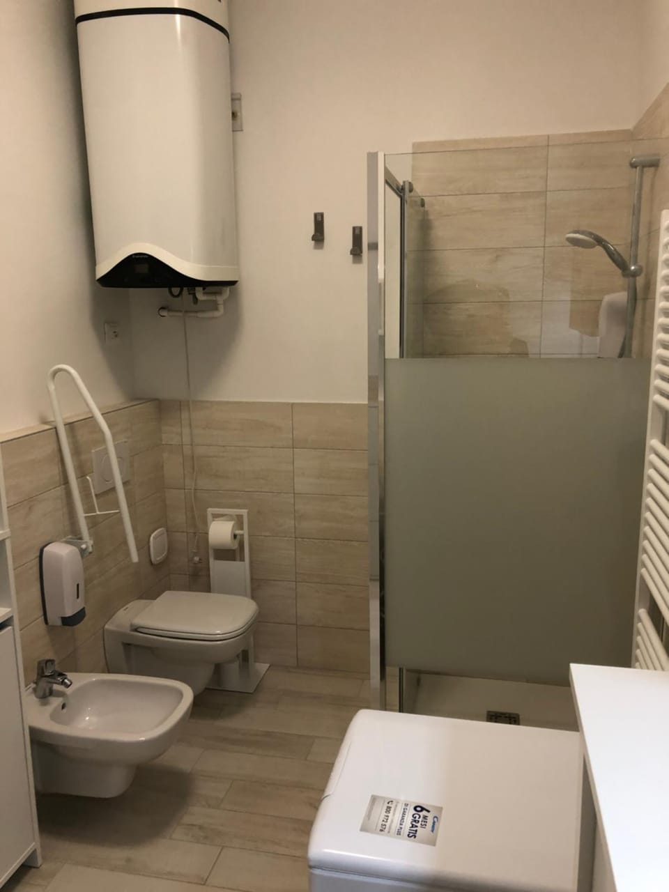 Shower, Bathroom, heating, towels, washing machine