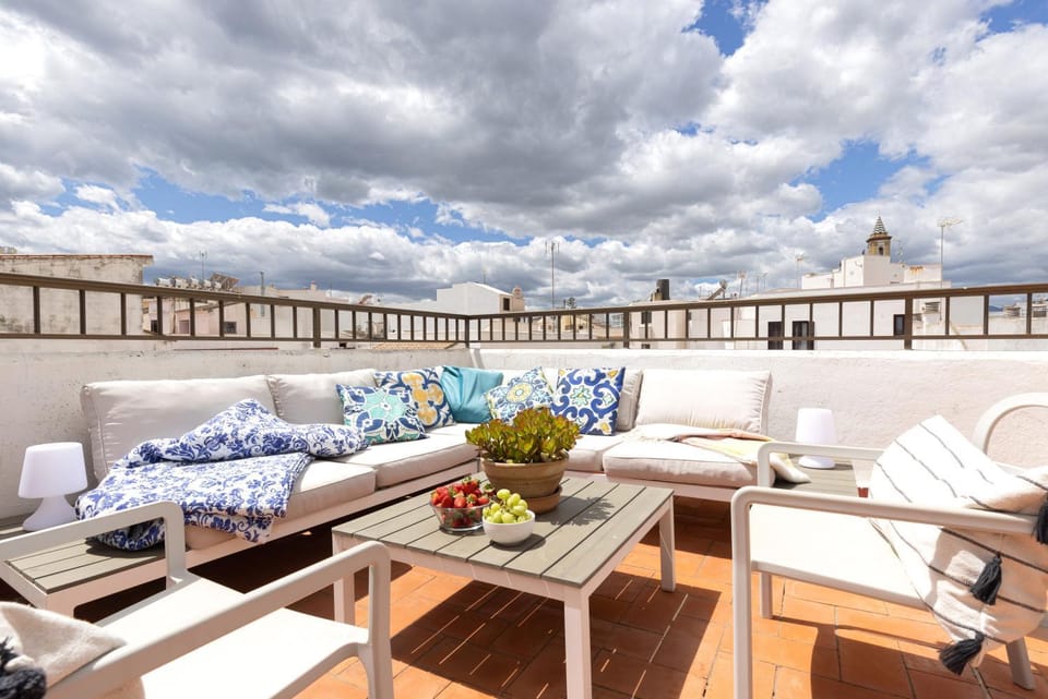 Property building, Balcony/Terrace, Living room